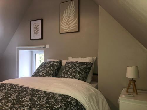 une chambre avec un lit avec deux oreillers dessus dans l'établissement Gite Salamandre, à Le Bouillon