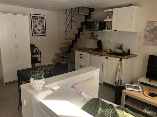 une cuisine avec un escalier en colimaçon dans une pièce dans l'établissement Gite Salamandre, à Le Bouillon