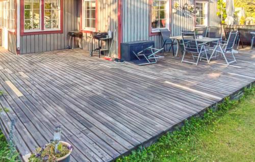 una terraza de madera junto a una casa con mesa y sillas en 5 Bedroom Cozy Home In Gotlands Tofta, en Gnisvärd