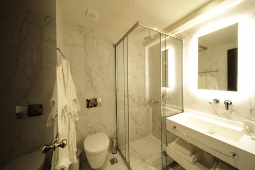 Un baño de Azur Hotel