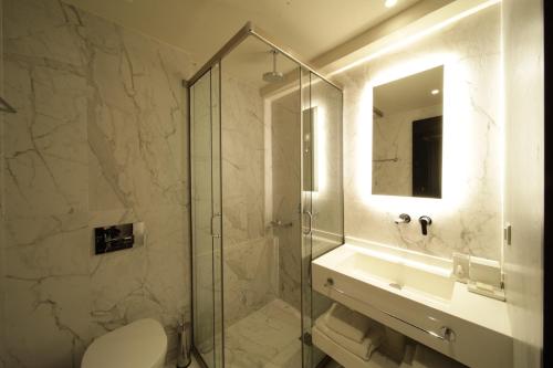 Un baño de Azur Hotel