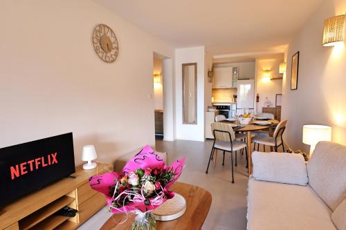 un salon avec un canapé et une table dans l'établissement T2 cabine avec vue mer, accès plage & piscine, à Pianottoli-Caldarello