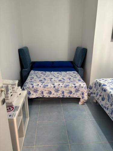 Habitación pequeña con cama con colchón azul en La Finestra sul Mare, en Fiumefreddo Bruzio