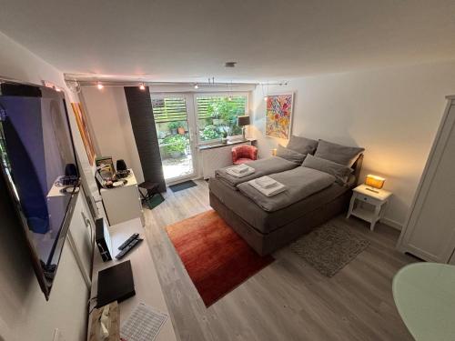 an overhead view of a living room with a couch at Doppelzimmer in Stuttgart-Birkach - Nähe Musicals im SI-Zentrum, Messe, Flughafen, Uni Hohenheim in Stuttgart
