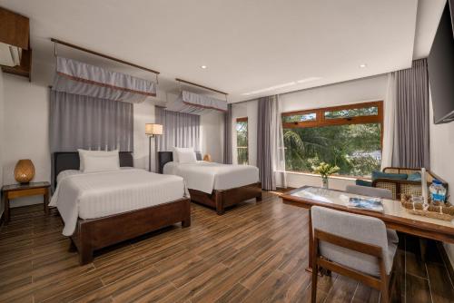 Postel nebo postele na pokoji v ubytování Hoi An Ocean Front Hotel