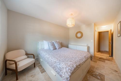 ein Schlafzimmer mit einem Bett und einem Stuhl in der Unterkunft Two Bedroom Appartment - Cannes in Cannes