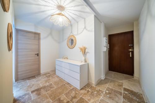 ein Badezimmer mit einer Kommode und einer Tür in der Unterkunft Two Bedroom Appartment - Cannes in Cannes
