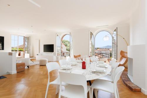 une salle à manger blanche avec une table et des chaises blanches dans l'établissement Immogroom - Luxury Villa with Swimming Pool in City Center, à Cannes