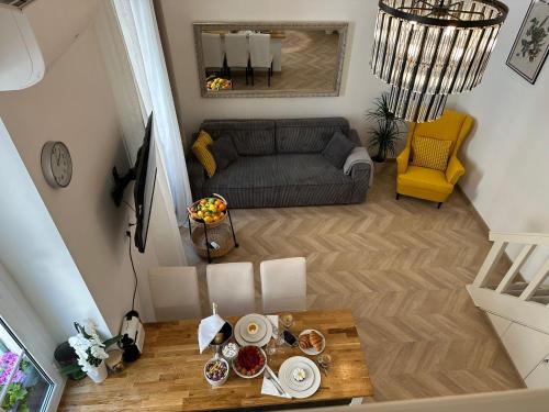 un salon avec un canapé et une table dans l'établissement Gaya, à Nice