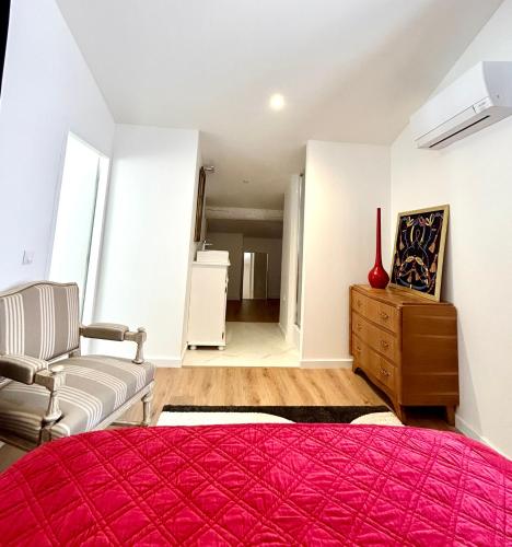 - une chambre avec un lit rouge et un canapé dans l'établissement Maison BOBLEU, à Bandol