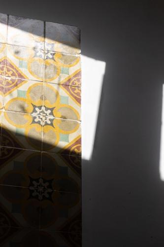 a room with a tile floor with a ceiling at La Antigua Fonda in Hervás