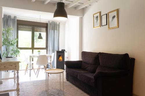 a living room with a couch and a table at La Antigua Fonda in Hervás