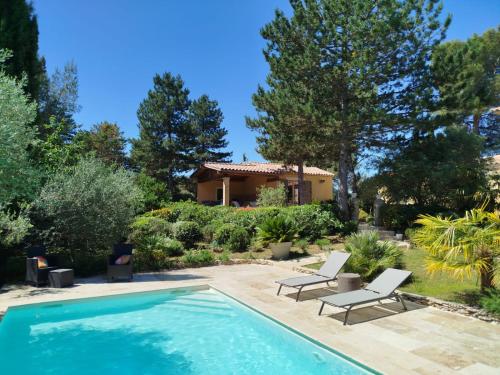Proche Uzès petit gîte avec grande cuisine d'été et piscine