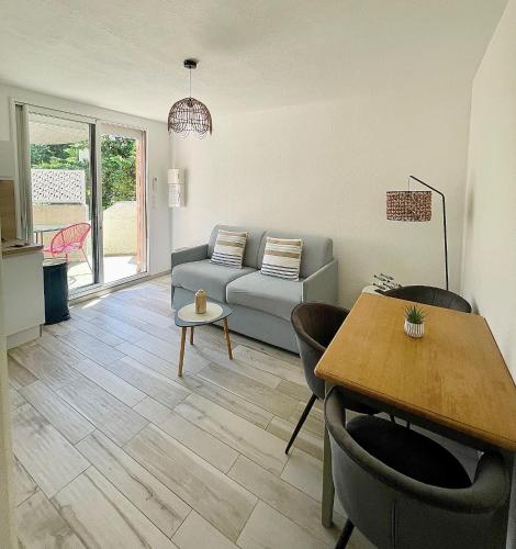 un salon avec un canapé et une table dans l'établissement 