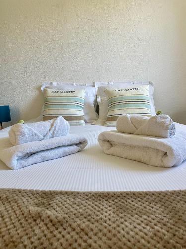 un lit blanc avec des serviettes dessus dans l'établissement 