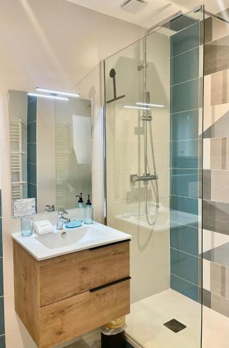 une salle de bain avec un lavabo et une douche dans l'établissement 