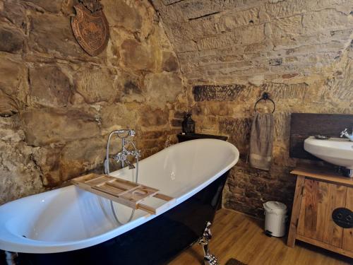 une salle de bain avec une baignoire et un lavabo dans l'établissement Schlossgut Franken - Schlossapartment Iring, à Redwitz an der Rodach