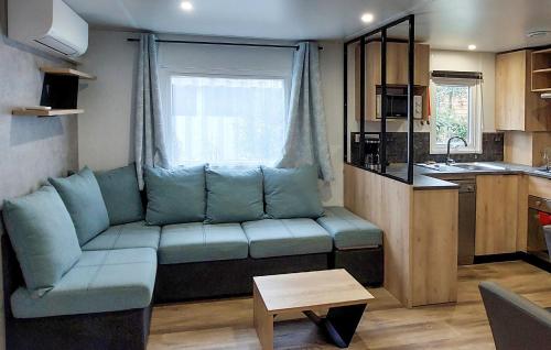 salon z kanapą i kuchnią w obiekcie Mobile Home Ac Proche Plages w mieście Saint-Julien-en-Born