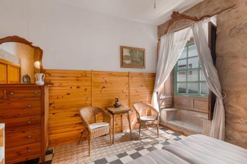 a bedroom with a bed and a table and chairs at Casa Rústica San Francisco 1 in Telde