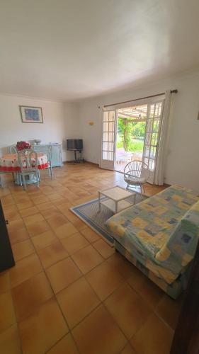 un salon avec un lit et une table dans l'établissement Villa les Arbousiers, à Saint-Tropez