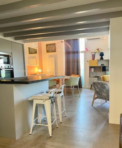 une cuisine et un salon avec une table et des chaises dans l'établissement ''Zarago 3'' T3 Design en Duplex à 2 pas du centre ville, à Sète