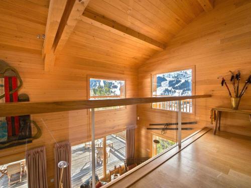 - une vue intérieure sur une cabane en bois dotée de fenêtres dans l'établissement Chalet spacieux proche pistes, sauna, cinéma, 12 pers - FR-1-565-36, à Les Allues