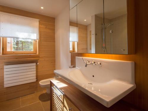 Imagen de la galería de Chalet spacieux proche pistes, sauna, cinéma, 12 pers - FR-1-565-36, en Les Allues
