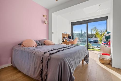 une chambre avec un lit et une grande fenêtre dans l'établissement Havre de Paix avec Villa Prestige Cannes Luxe, Piscine Chauffée, Alarme, Caméras Parking privée, au Cannet