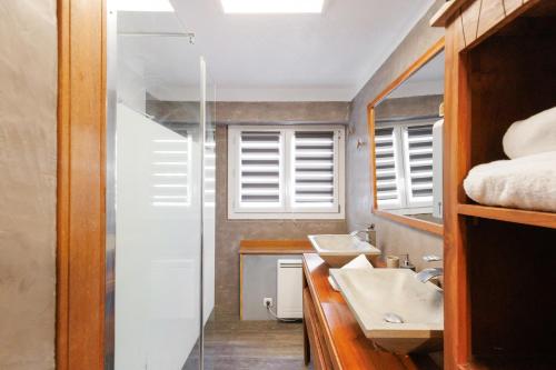 une salle de bain avec deux lavabos et un miroir dans l'établissement Immogroom - 2 Br - Bright - Wifi - Terrace - AC, à Cannes