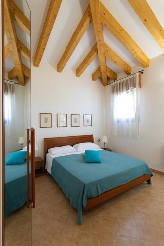 two beds in a room with wooden ceilings at Dimora Marina -apeliving- Pellestrina Ve in Pellestrina