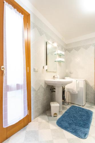 a bathroom with a sink and a mirror at Dimora Marina -apeliving- Pellestrina Ve in Pellestrina