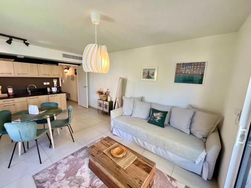 un salon avec un canapé et une table dans l'établissement B035 Magnifique appartement neuf a deux pas du centre, à Cannes