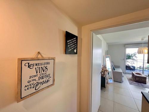 un panneau suspendu sur un mur dans une cuisine dans l'établissement B035 Magnifique appartement neuf a deux pas du centre, à Cannes