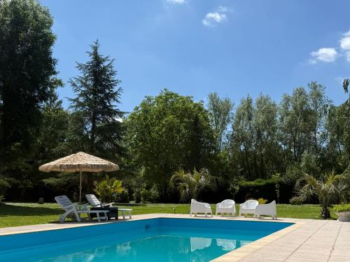 Appartement familial au bord de la Marne, jardin tropical , piscine, tennis, terrasse, parking gratuit proche Disneyland