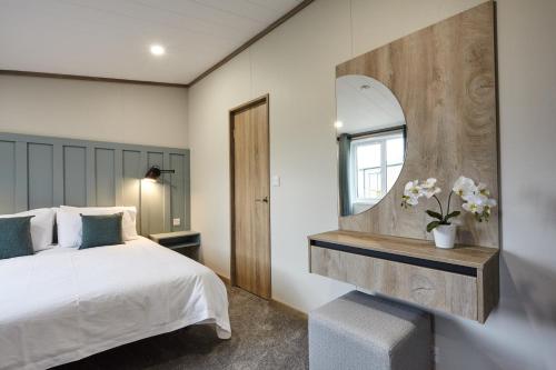Postel nebo postele na pokoji v ubytování Sauchope Links Holiday Lodge and Glamping Park