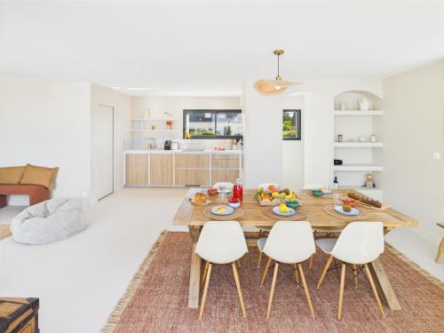Dapur atau dapur kecil di -TY CAYA- Belle contemporaine vue mer