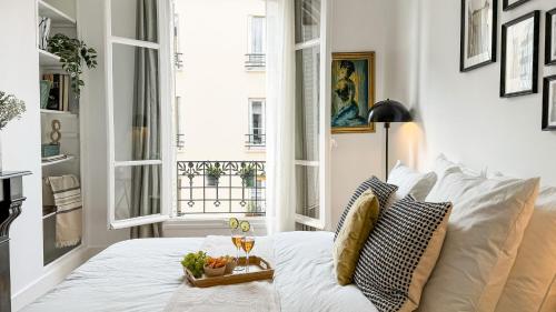 - un salon avec un canapé blanc et une fenêtre dans l'établissement Le Repaire Tranquille, à Paris