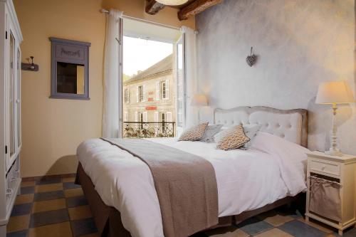 A bed or beds in a room at La Roseraie Hôtel Restaurant