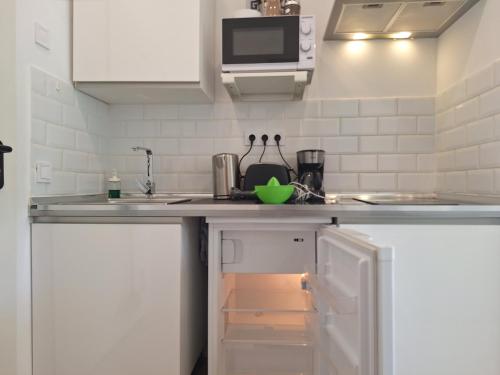 Dapur atau dapur kecil di Acero y Piedra Apartamentos con jardín privado