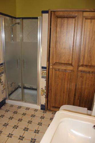 Un baño con bañera y ducha y un inodoro. en Habitaciones Andaluzas, en Ronda
