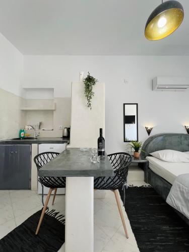 a kitchen and living room with a table and a bed at Santo Margarita in Oia