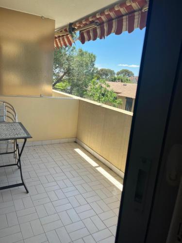 1 bedroom apartment with balcony near the beach