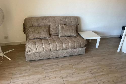 un canapé dans un salon avec une table dans l'établissement 1 bedroom apartment with balcony near the beach, à Saint-Raphaël