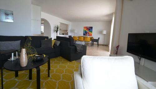 Televisyen dan/atau pusat hiburan di Nautilus Apartment