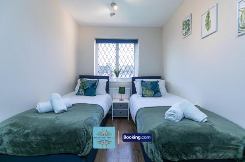 Φωτογραφία από το άλμπουμ του Charming 2-Bedroom House By Escape & Estates Short Lets & Serviced Accommodation Uxbridge With Private Garden & Parking στο Χίλινγκτον