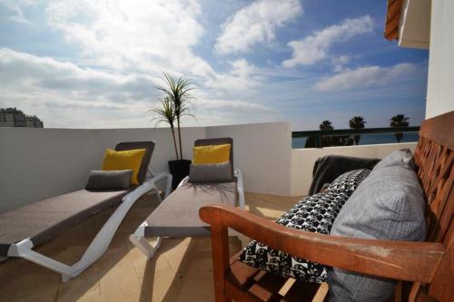 Ruang duduk di Nautilus Apartment