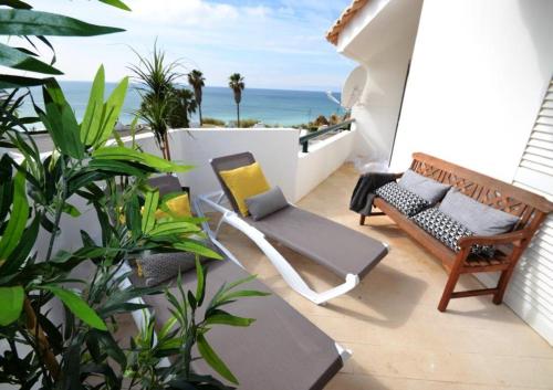 Ruang duduk di Nautilus Apartment