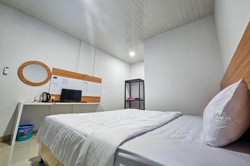 Ένα ή περισσότερα κρεβάτια σε δωμάτιο στο Guest House Hamz Syariah Redpartner