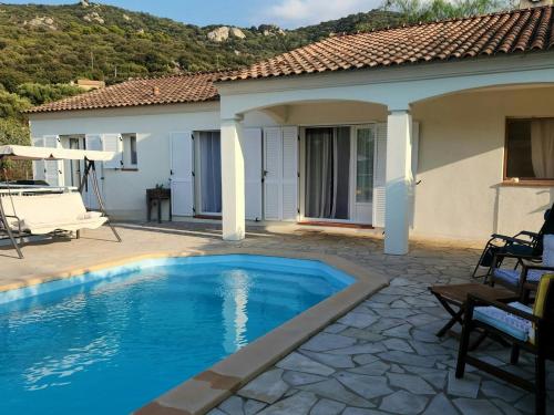 une piscine devant une maison dans l'établissement Villa Palazzi, à Santa-Reparata-di-Balagna