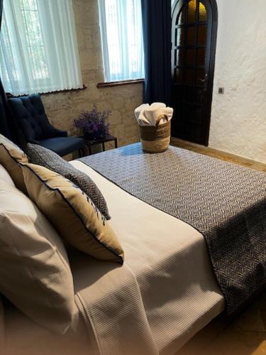 a bedroom with a bed with a basket on it at LA BİEN ALAÇATI in Cesme